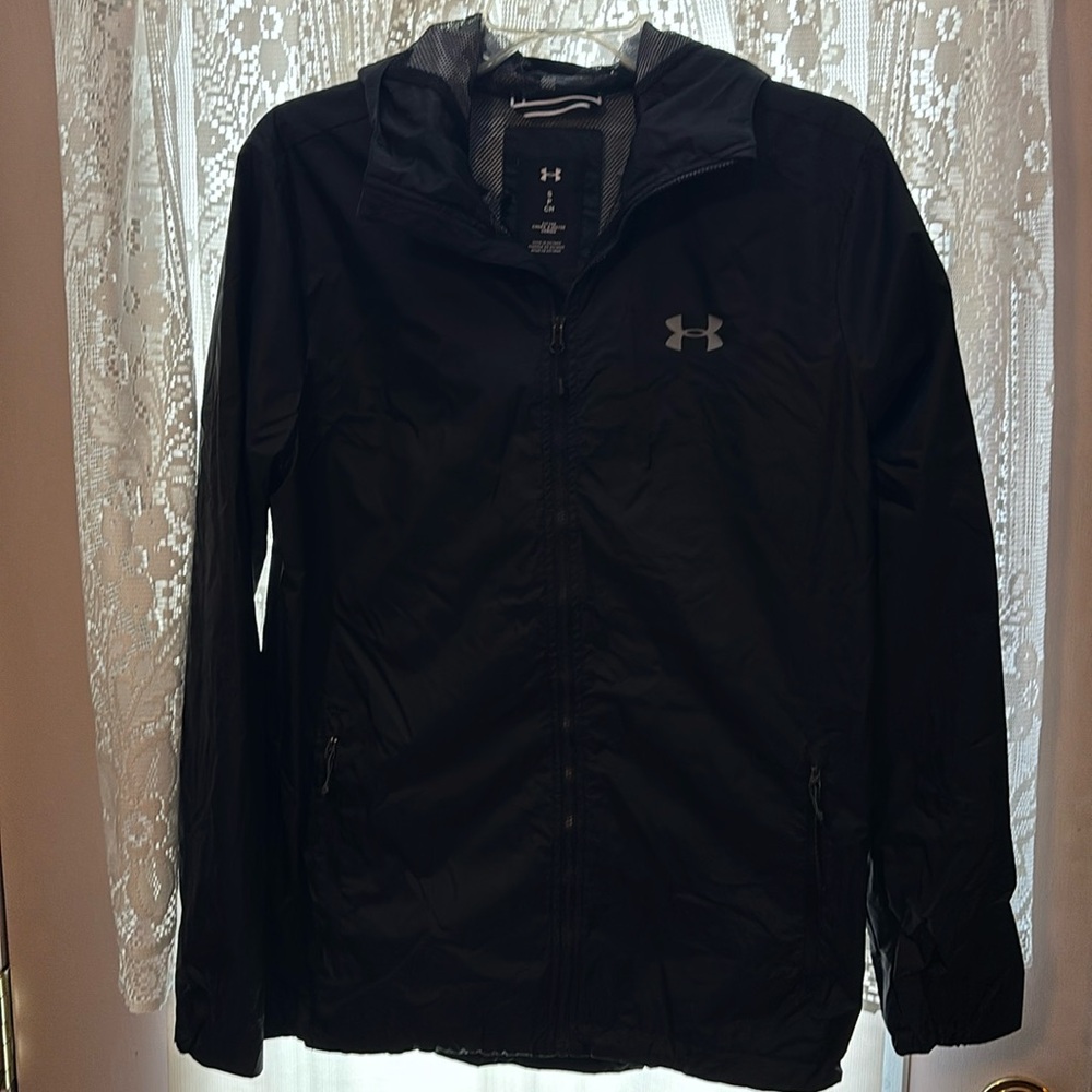Under Armour children’s small fitted 100% nylon jacket used great condition